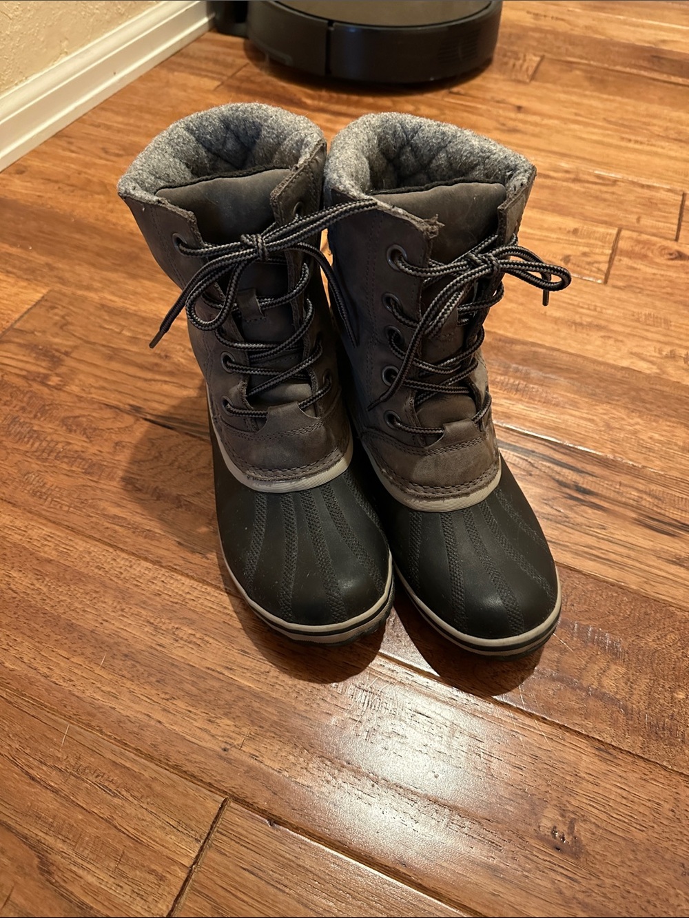 Sorel Women's 9 Gray and Black Winter Boots